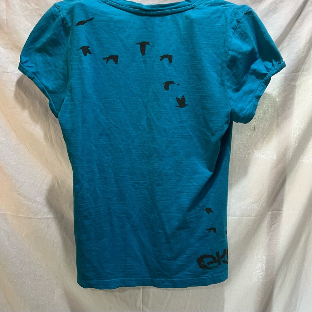 Halle Hansen organic cotton t-shirt with gray birds. Size M.